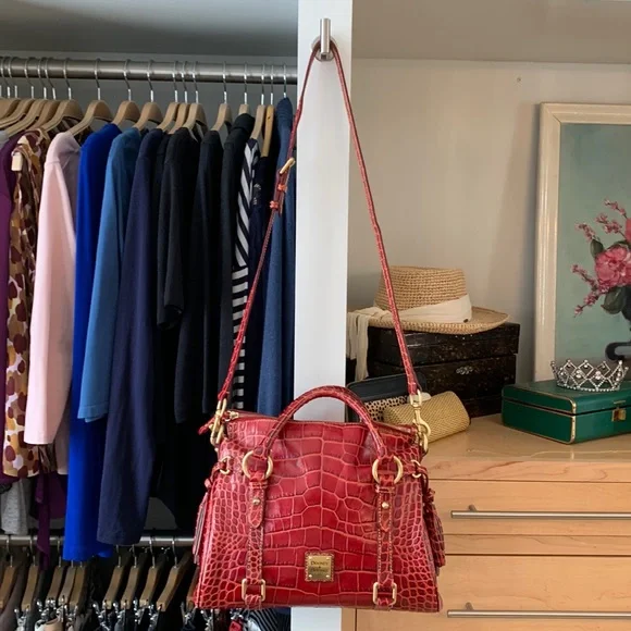 Spectacular Dooney & Bourke Red Crocodile Embossed Leather Handbag - Picture 13 of 15
